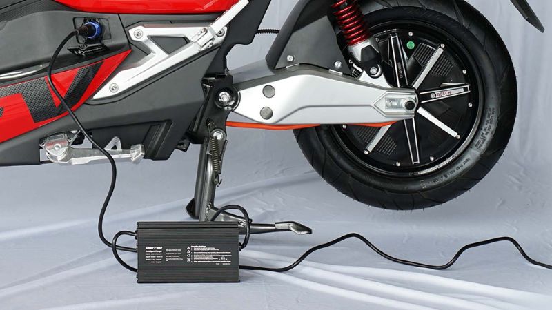 Tips Mengisi Daya Motor Listrik Pilih Charger yang Tepat, Baterai Awet Maksimal!