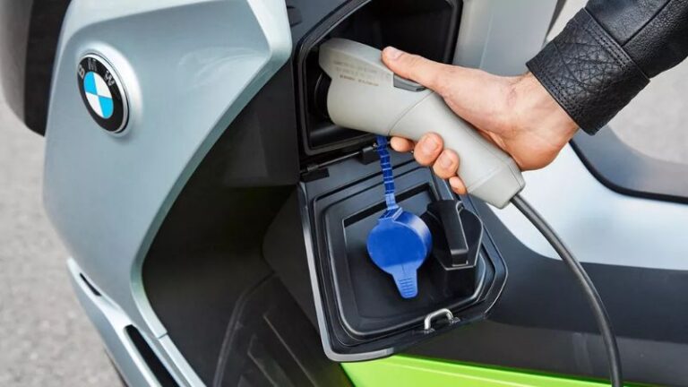 Tips Mengisi Daya Motor Listrik Pilih Charger yang Tepat, Baterai Awet Maksimal!
